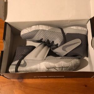 Kyrie 2 only never worn